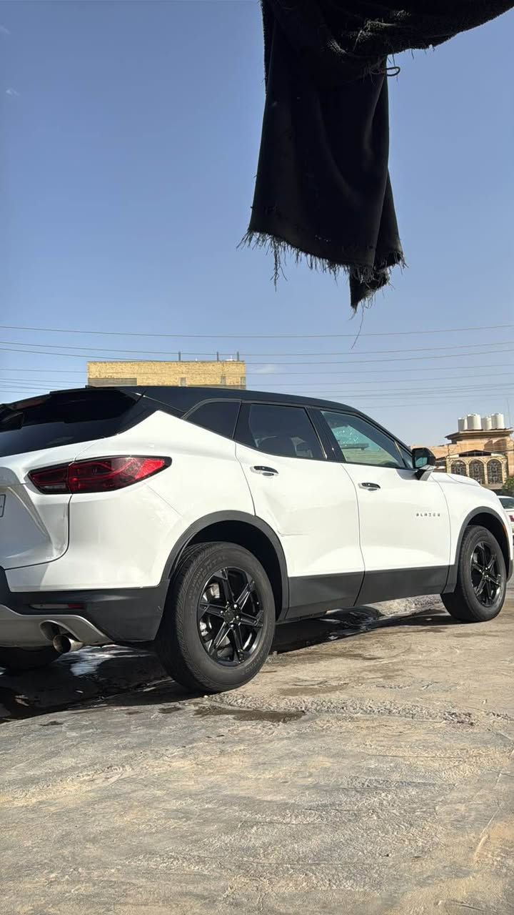 بلايزر 2023 
محرك 2000 تيربو 
السياره حلوه ماشاء الله وجديده ماشيه 55 الف كيلو
حادثها موضح بلصور 
وبيهه طخه بلباب ع نفس وضعه ممصلحه بيها تبديل فقط بنيد السياره
مكان السياره نجف 
*********** رقميي 
السعر 160 وبيها مجال
مكلف بنشر غير متواجد ع الفيس البصرة, العراق
