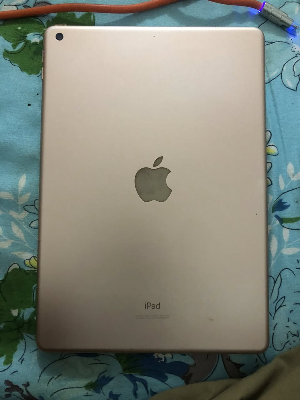 المواصفات الرئيسية للجهاز (موديل MW762LL/A)
تاريخ الإصدار: تم الإعلان عنه في سبتمبر 2019.

الشاشة: شاشة Retina مقاس 10.2 إنش بدقة 2160 × 1620 بكسل.

المعالج: شريحة A10 Fusion مع بنية 64-bit.

السعة: يأتي هذا الموديل تحديداً (MW762LL/A) بسعة تخزين 32 جيجابايت.

اللون: ذهبي (Gold).

الاتصال: يدعم شبكات Wi-Fi فقط.

نظام التشغيل: يعمل حالياً بنظام iPadOS 18.7.2 (كما يظهر في الصورة)، وهو آخر تحديث رئيسي يدعمه هذا الجيل.

الكاميرا: كاميرا خلفية بدقة 8 ميجابكسل وكاميرا أمامية FaceTime HD بدقة 1.2 ميجابكسل. ‏ ‏السعر 220￼￼


**إذا كنت صاحب هذا الإعلان وتريد حذفه لأي سبب، رجاءا أرسل رسالة إلى الدعم الفني**