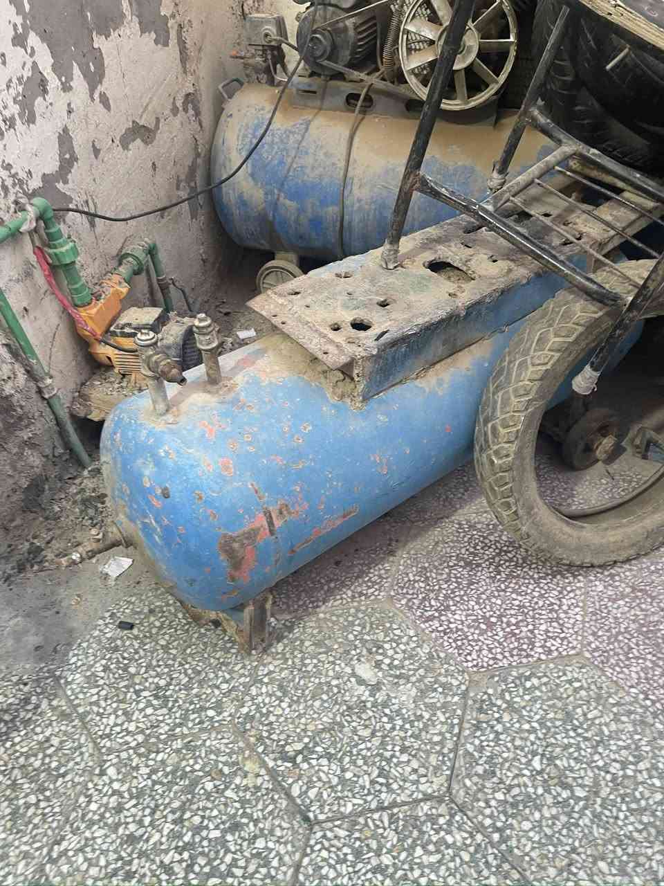 غراض بنجرجي كاملات وشغالات مع التايرات مال باله  تجي تفحص وتاخذ من البيت البطل حجمه350 مع بطل ثاني200 لتر مع خالعه السعر مليون و550 مكاني نجف وهذا رقمي***********
