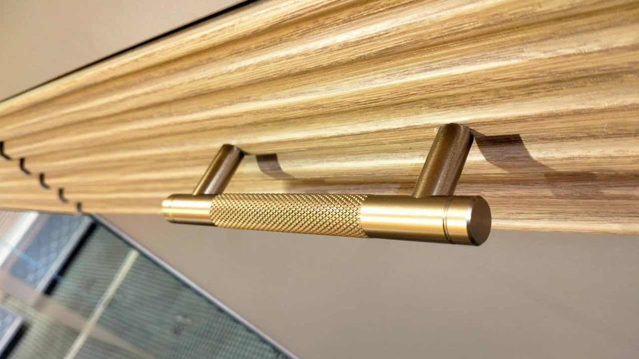 غرفة سويدية 8 قطع
نضيفه 100/100
بيها انارة ومخزن بالسرير 
***********
مكان بغداد جسر ديالى
