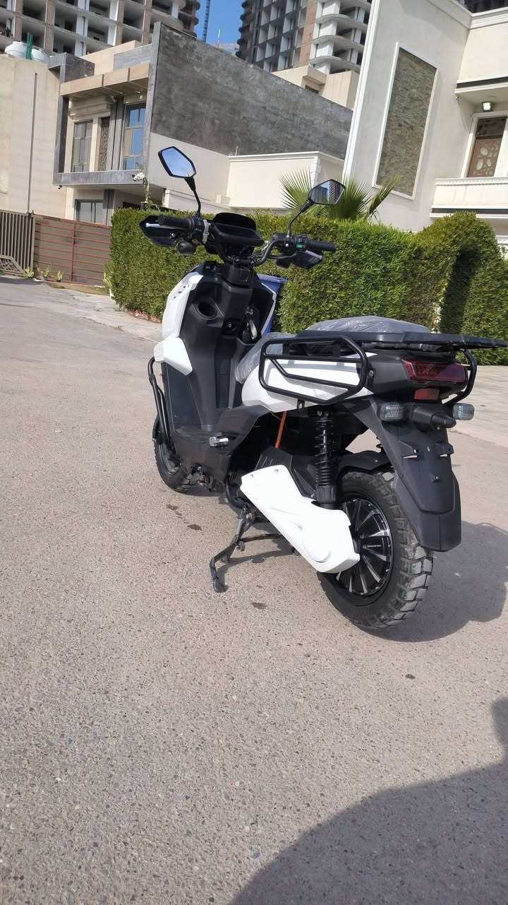 السلام عليكم دراجه شحن أباجي  زيرو مستعملة قليل  لايت عدسه زنون عالي ناصي بريكات هيدروليك خلفي امامي. ملف (3000) صاروخ بل مشي  6بطاريات مسطرة دراجه حلوه و ناعمه بل مشي  و تمشيك بل شحنه الوحده 80كيلو متر    السعر 1250
 و بيه مجال  مكاني بغداد المنصور او ساحة إلقاء استفار. *********** ‬‏بي واتساب ///
