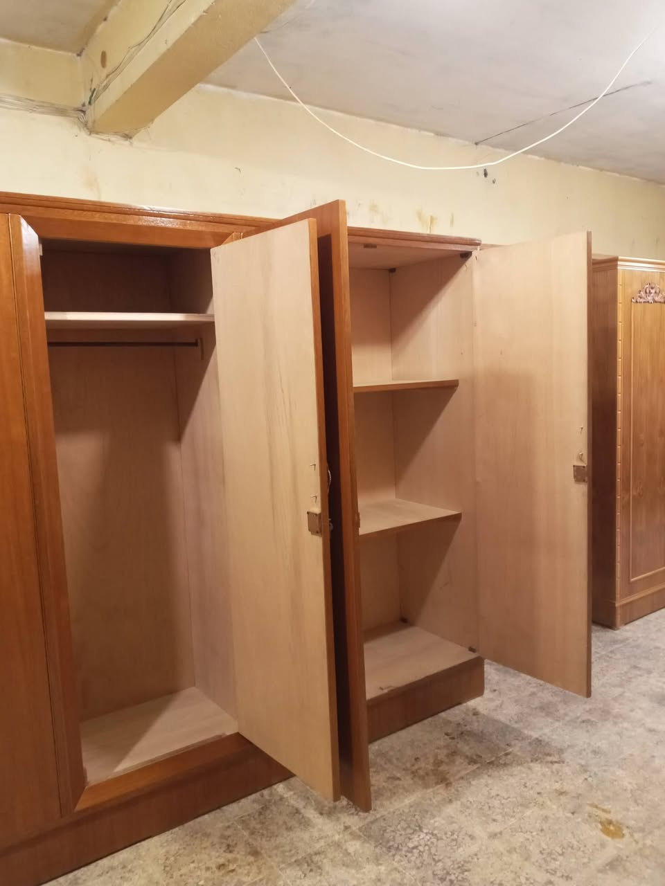 كنتور 5 باب صاج اصلي شغل ثقيل نضيف حيل شرط النضافه العنوان حي الحدباء خلف مرطبات البحرين ت***********
