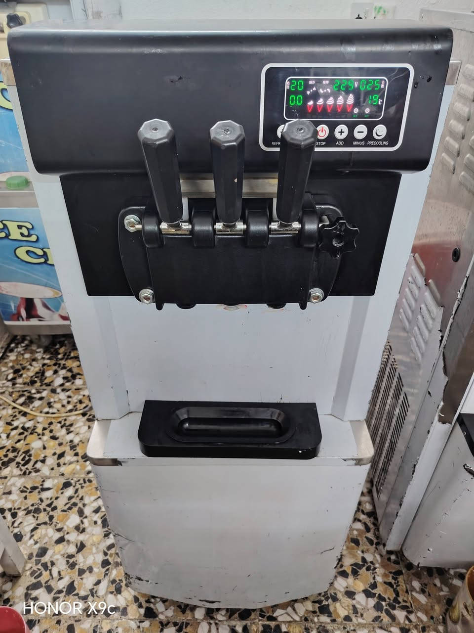 سلام عليكم مكينه سوفت صيني تسحب كهرباء قليله تبريد حواض مكينه جديده مستخدم قليل سنكل مكان بغداد ***********
