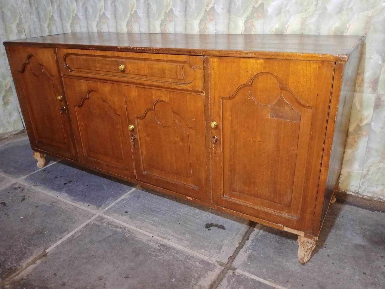 السلام عليكم بوفيه للبيع والسعر ب 100 وبيها مجال الشرايه اتصل***********
