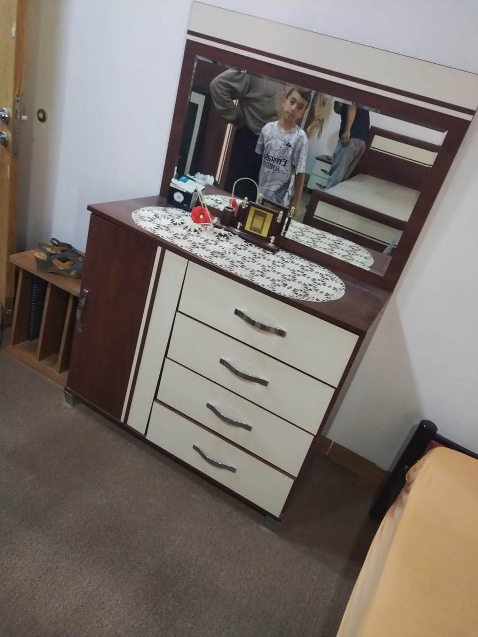 غرفة اخشاب 5 قطع كلش نضيفه ومرتبه بسعر مناسب للستفسار   ***********
يوجد نقل +فتح و شد جميع انواع الغرف 
عنوانه (بكرجو شارع عوال مقابيل حديقة كوستجم او مدرسة شنيار للبنات )
