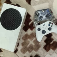 اكس بوكس سيريس اس  جهاز جديد ما مستخدم فقط ٤اشهر ملحقاته كامله +يدة تج...