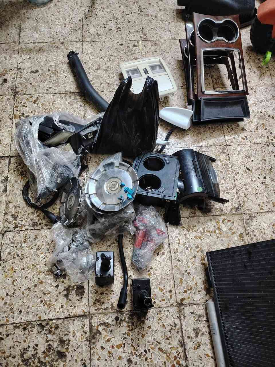 السلام عليكم موجود غراض جديد مال حاويه.     2010.         2008
ترايش باب ماروني واسود ونفطي وسلفري وسمائي ال4 ترايش السعر 175الف مال حاويه كلش جدد    2010
 بك لايت جارجر130
عطر مال اوباما السعر 75 الف كامل 
بصمة كاملة هي والقاعدة 125 الف
مرايات نيكل 125 الف
بك لايت اوباما 2010 اصلي تفصيخ السعر 175 الف 
شباج اوباما السعر 75
اليدخل خاص يدز بصمه الغراض جدد ونظيفه 
من رخصة ابو الكروب المايعجبه السعر لا يعلق 
العنوان ميسان 
التواصل  ***********
