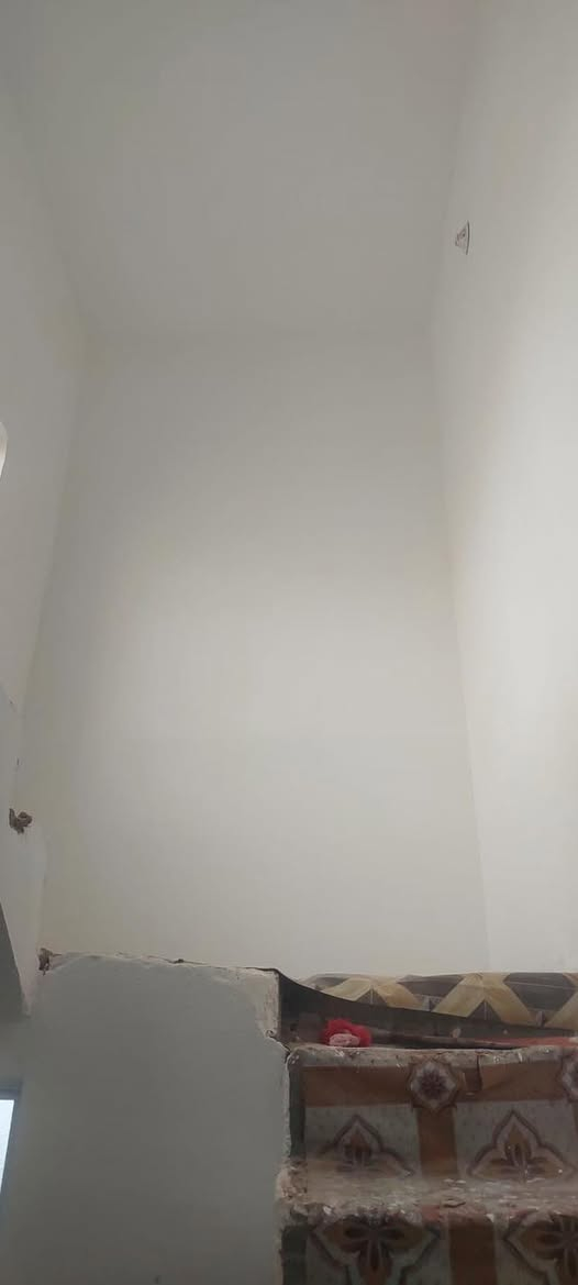 بيت للإيجار مساحة ١٠٠ متر خلف دكتور جعفر الإبراهيمي بين السوقين الأول والثاني قريب مأكولات الساعدي نظيف كاعة صبه و مصبوغ حديثا كامل مأطور وسحب كهرباء للاستفسار على هذا رقم ***********
