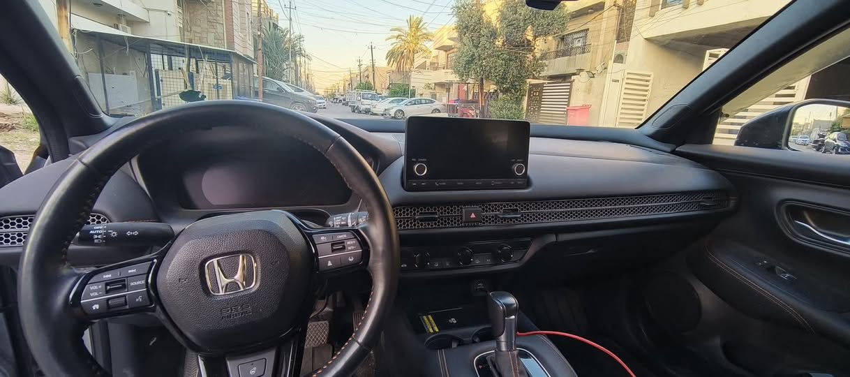 سلام عليكم هوندا HRV 2025 للبيع
ضربتها بنيد و جاملغ  
ما واصل شواصي 
ايرباكات طاكات دركة راجعه سستم 
فتحه سقف 
ماشية 13 الف 
محرك 4 سلندر 2.0 لتر (i-VTEC) المعروف لا يعرف 
قوة 158 حصان 
عزم دوران 187 نيوتن.م تقريباً.
ناقل حركة CVT أوتوماتيكي.
نظام دفع رباعي AWD قياسي في فئة Sport
متوسط استهلاك يقارب 7.8 لتر/100 كم 
شاشة معلومات وترفيه 9 إنش.
دعم لاسلكي لـ Apple CarPlay و Android Auto    تشغيل المحرك عن بعد
مثبت سرعة متكيفه
نظام المحافظة على المسار
نظام الكبح التلقائي لتجنب الاصطدام 
كاميرا خلفية متعددة الزوايا
سعر 158 وبيها مجال 
***********
