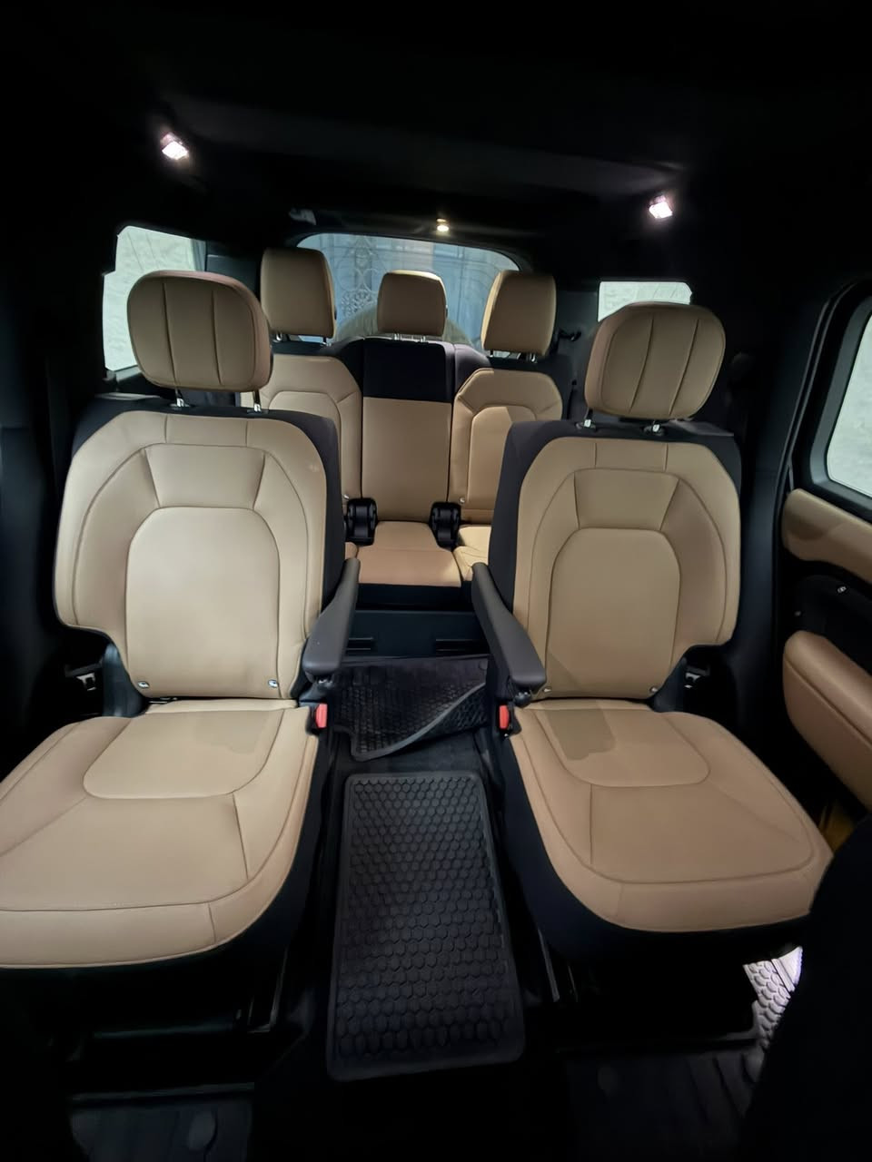 لاند روفر ديفندر 130 X-Dynamic HSE P400  موديل 2025 زيرو رقم بغداد
🔹 المحرك: 6 سلندر 3.0L بنزين
🔹 القوة: 400 حصان (P400)
🔹السقف شامواه
🔹الكشن الخلفي ملكي منفصل
🔹 الدفع: رباعي AWD
🔹 القير: أوتوماتيك 8 سرعات
🔹 المقاعد: 7 ركاب – 3 صفوف
✨ مواصفات X-Dynamic HSE المميزة:
✔️ شاشة لمس كبيرة مع Apple CarPlay & Android Auto
✔️ كاميرات 360°
✔️ أنظمة قيادة على الطرق الوعرة Terrain Response
✔️ مصابيح LED كاملة
✔️ جنوط رياضية 20 إنج
✔️ مقاعد كهربائية + مقود متعدد الوظائف
✔️ أنظمة أمان متقدمة (نقطة عمياء – المحافظة على المسار – مثبت سرعة متكيف)
✔️بانوراما وانارة محيطية 
✔️صندوق كهرباء شفط
📍 الحالة: زيرووو
📍 الموديل: 2025
📍 الفئة:  HSE P400 X-Dynamic
📞 للاستفسار والسعر تواصل خاص أو اتصال
***********
