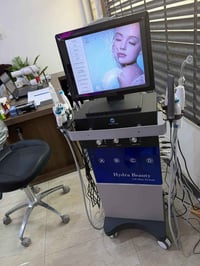 جهاز تنظيف بشره نظيف جدآ مستعمل ل٥مراجعين فقط جديد بحاله الوكاله بعده ...