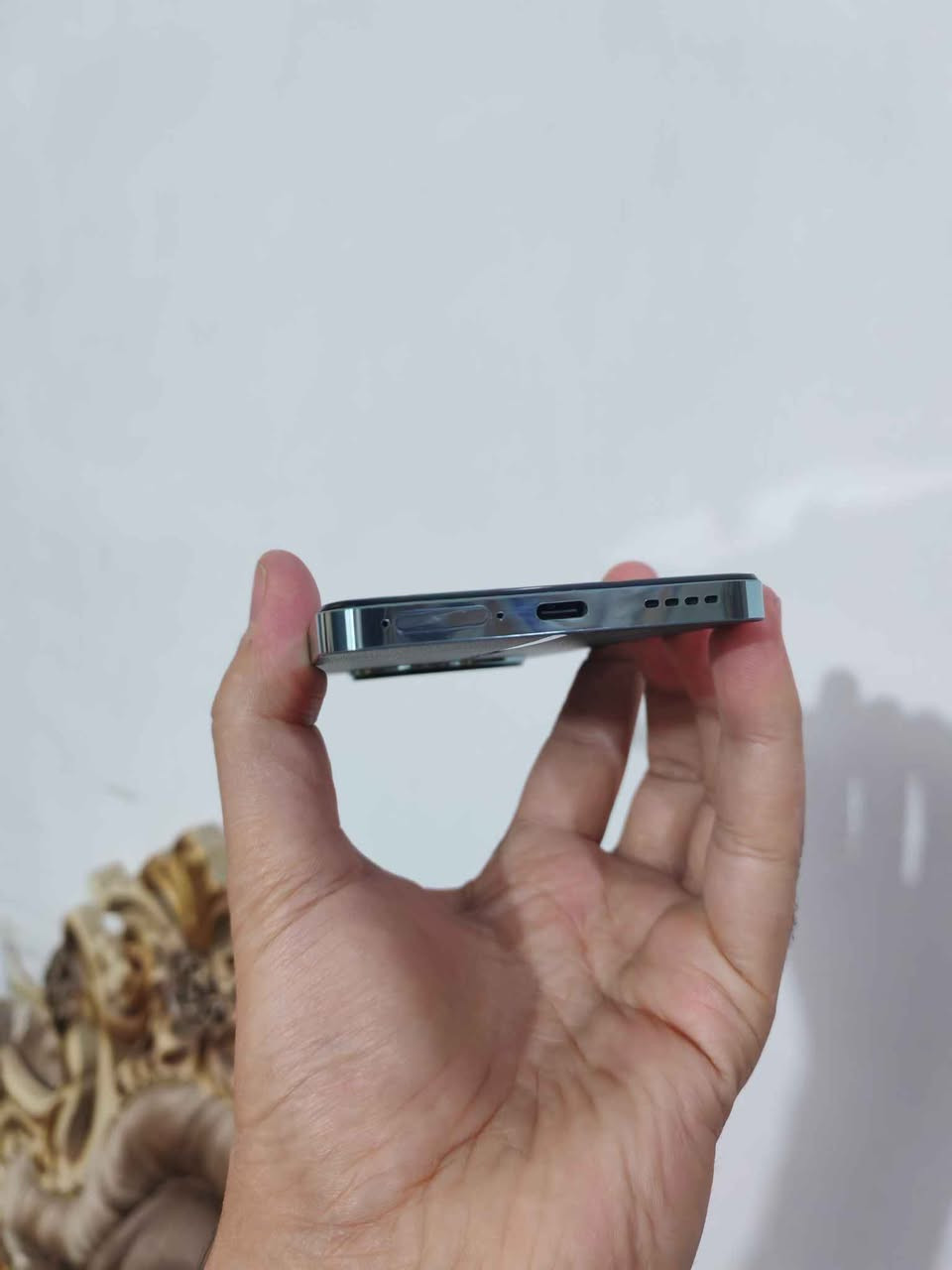 الشاشة: AMOLED بمقاس 6.67 بوصة، وبدقة FHD+. التردد: 120Hz
السطوع: يصل إلى 2000
و الظهر من الجلد الفاخر مع مقاومة رذاذ الماء والغبار (IP54).
المعالج: Dimensity 7050 5G أداء قوي
الرام: 12 جيجابايت (مع التخزين: 256 جيجا 
الكاميرا
الأساسية: 50 ميجابكسل بمستشعر سوني LYT-600 مع مثبت بصري OIS
واسعة: 8 ميجابكسل.
ماكرو: 2 ميجابكسل.
السيلفي: 16 ميجابكسل.
البطارية السعة: 5000 مللي أمبير.
سرعة الشحن: 67 واط (يشحن 50% في حوالي 19 دقيقة).سماعات ستيريو مزدوجة.
بصمة الإصبع مدمجة تحت الشاشة (تدعم قياس نبضات القلب).
يدعم منفذ السماعات 3.5mm.
الجهاز جديد بمعنى الكلمه  العسر 320 وبي مجال مكاني بغداد الزعفرانيه رقم الهاتف 
*********** بغداد, العراق
