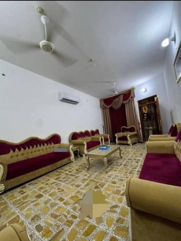 ‏بيت للبيع في حي الجمهورية خلف الكماليات‏ يحتوي على أربع غرف نوم غرفة في الطابق الأرضي وثلاث غرف الطابق الثاني وواحدة من الغرف سويت ‏أرضية البيت كاشي مرمر ودرج كرانيت 
‏مساحة البيت في السند 187ونص
‏واقع حال 200 متر ‏نزال 
 البيت 25 متر واجه 8متر وعرض الشارع 15متر السعر (250) مليون وقابل التفاوض
 *********** واتساب 
 *********** كورك@إشارة
