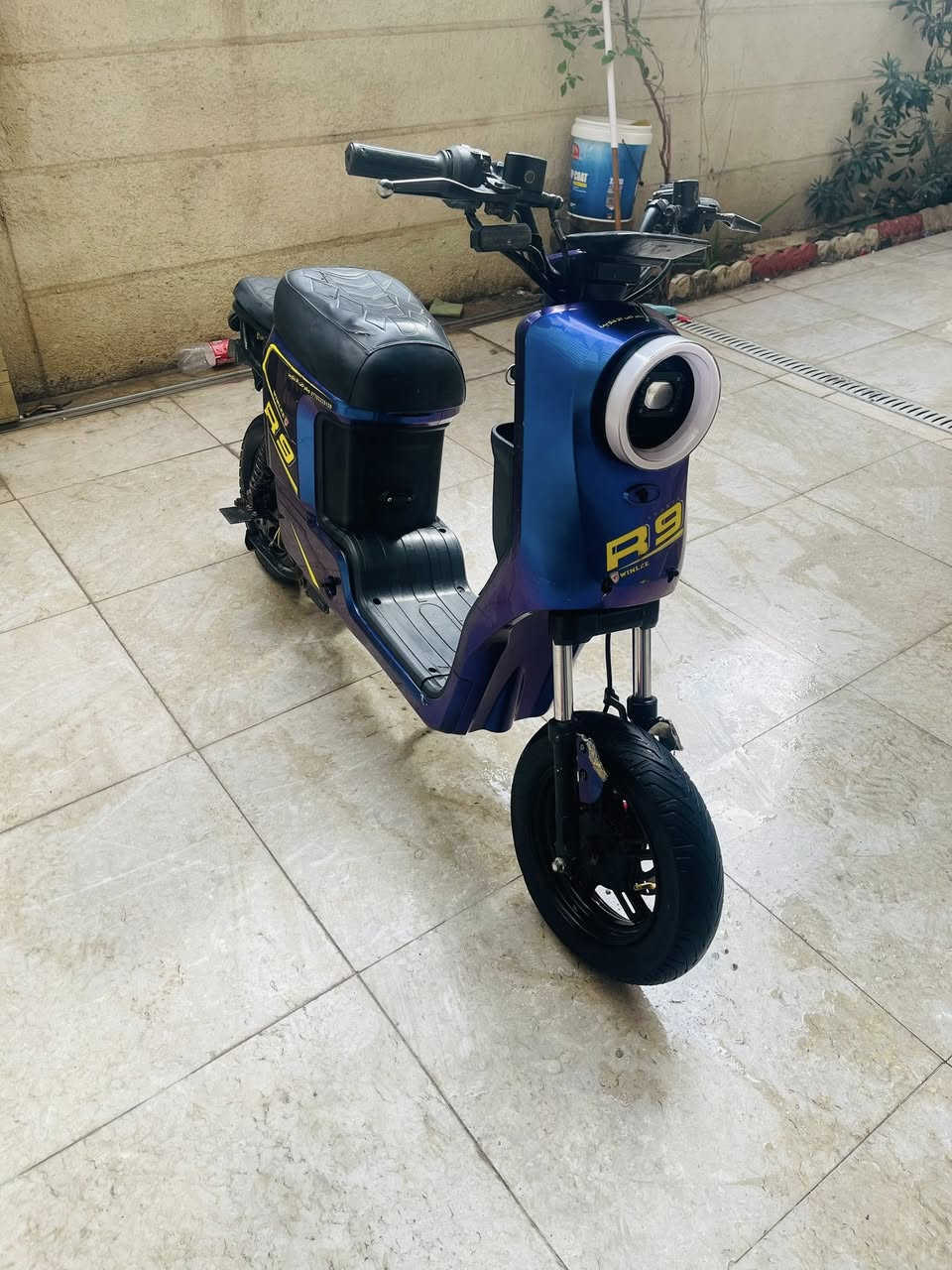 دراجه شحن R9 كلش جديده بطاريات ١٦ امبير جدد  السعر ٤٠٠  وبيه مجال هاذ رقمي ***********
