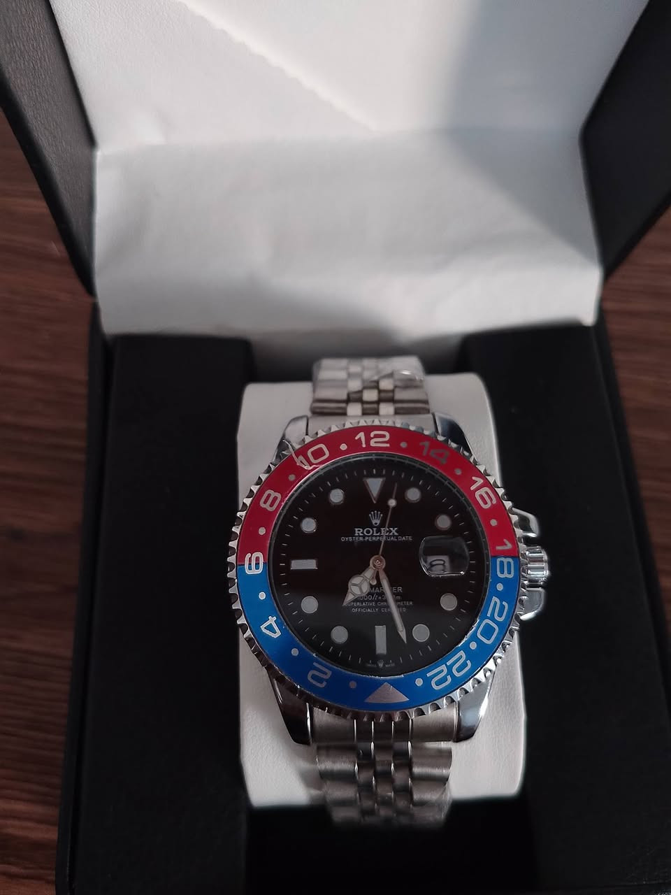 ساعة رولكس تقليد إطار بيبسي أحمر وازرق واسوار حديد خماسي... وساعة كاسيو أصليه لون تيفاني ازراق فيروزي مع سوار وإطار فضي وذهبي. سعر رولكس 15 الف والكاسيو 25الف رقم الهاتف ***********
