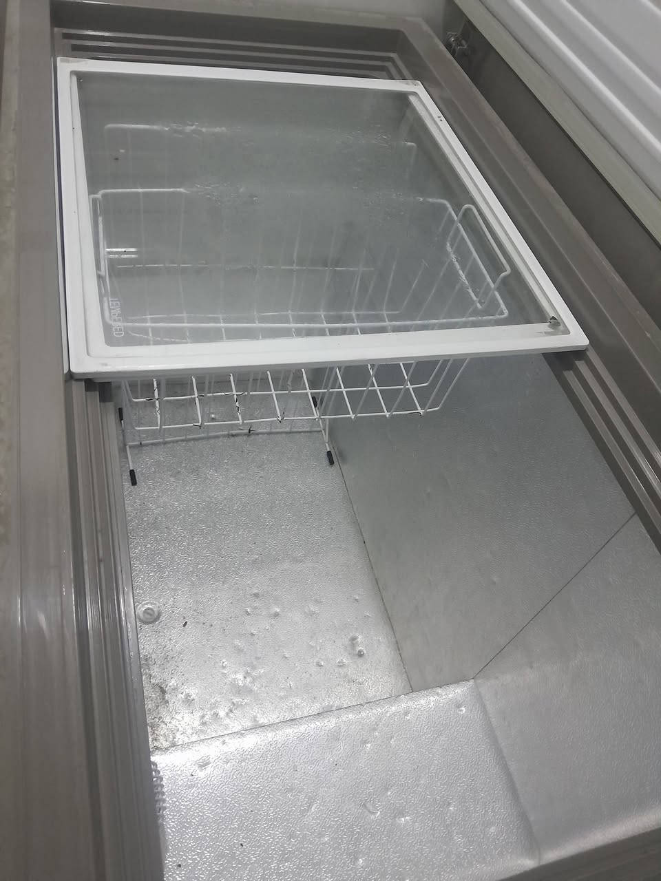 السلام عليكم مجمده حجم كبير للبيع نظيفه جدا استخدام قليل شركه الحافظ فول التجميدد اتصال على الرقم***********
