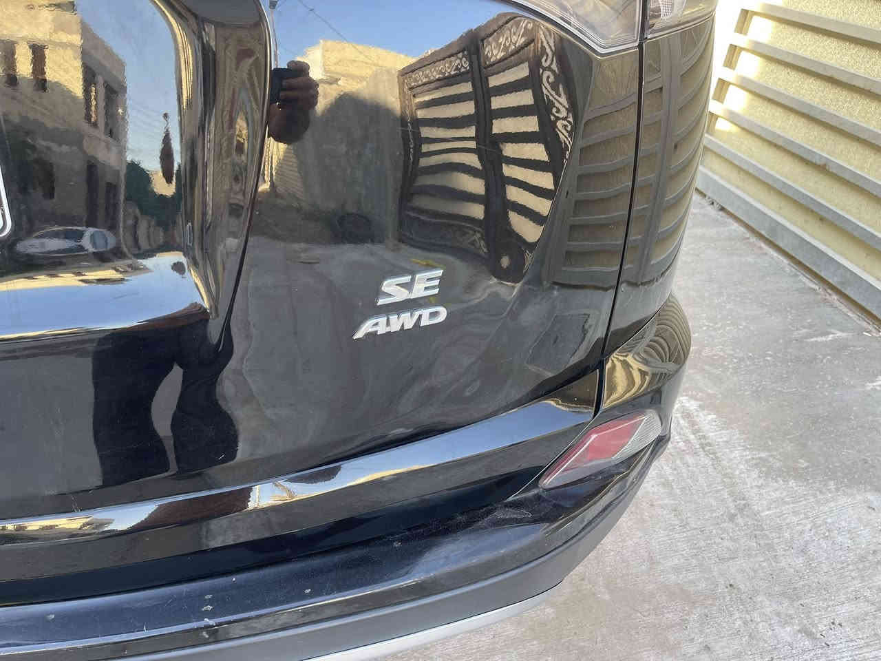 السلام عليكم راف فور فل موصفات واحد على واحد للبيع وارد أمريكي موديل 18 حادثها بنيد و جاملغ بدون دواخل سعرها 155 و بيها مجال المكان البياع حي الشهداء الرقم ***********  واتساب متواجد
