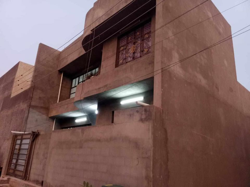 السلام عليكم 
بيت سند 25 بلوك طابقين 100م الواجهة 10 ونزال 10
غرفتين نوم ومطبخ واستقبال وحمامين داخلي وخارجي 
الموقع قرب جامع الرقيب 
للتواصل 
***********
‭***********‬
