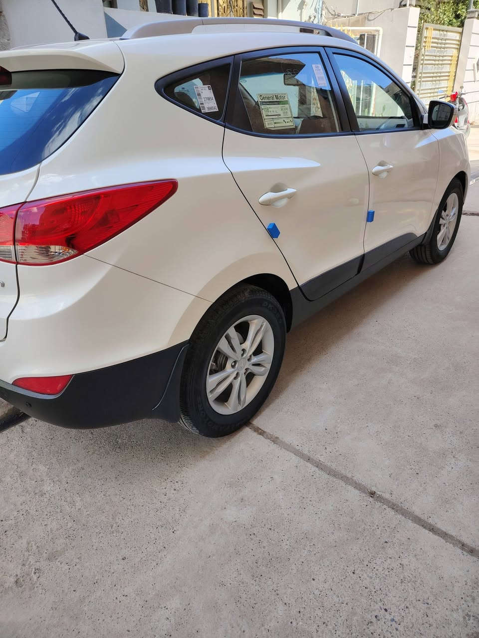 توسان موديل 2011 خليجي بيها جاملغ خلفي صبغ سياره مكينه كير محرك  صدر تبريد كوله جاهز سياره رقم شمالي باسمنا تحويل ثاني يوم السعر ب 128 وبيها مجال  العنوان ديالى بعقوبه للاتصال ***********
