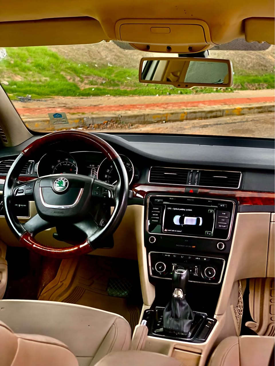 Skoda SUPER B 
2013 
1 قتعه و نیف صبغن 
بئ داخلی بئ ئایرباگ 
گئر و مه‌کینه ب شه‌رت 
سیاره بئ مه‌سرفه 
سعرا وئ 98$ و مه‌جال 
300$ غرامه یئل سه‌ر 
.
.
.
سكودا سوبر ب 
٢٠١٣ 
قطعه و نص صبغ 
بدون دواخل بدون ايرباك  
كير و محرك بشرط 
سياره بدون مصرف 
جديده 
سعر ٩٣ ورقه و بيها مجال 
و ٣ اوراق غرامات 
.
.
.
موبايل 📲 : 0751 056 2769 دهوك, العراق
