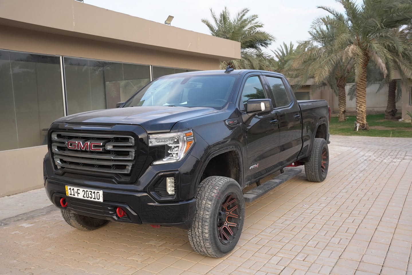 سلام عليكم للبيع
GMC سييرا AT4
موديل 2022
وارد أمريكي 
بدون صبغ السيارة بيها بابين مبدلات نفس اللون مال السايق و الي وراها 

مرفعه ترفيع rough country ترفيع امريكا 
كير تعليك 
محرك السيارة 6200 cc
كشنات كهرباء 
سيارة دفع رباعي off road 
كشنات جلد اسود 
السيارة باب طويل 
موصفات AT4 فول

350 وبيها مجال بسيط للشراي 
الشراي يتصل وبي خير ويدلل ***********

