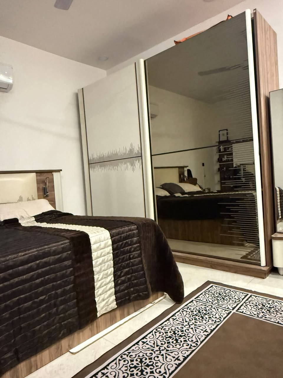 السلام عليكم غرفه نوم تركي  درجه أولى  ٥ قطع  داخل الجربايه مخزن مكان الغرفه منصور حي ادراغ السعر٣٥٠ مجال كلش للعلم الدوشك  مو من ضمن الغرفه بسيط رقم تليفون***********
