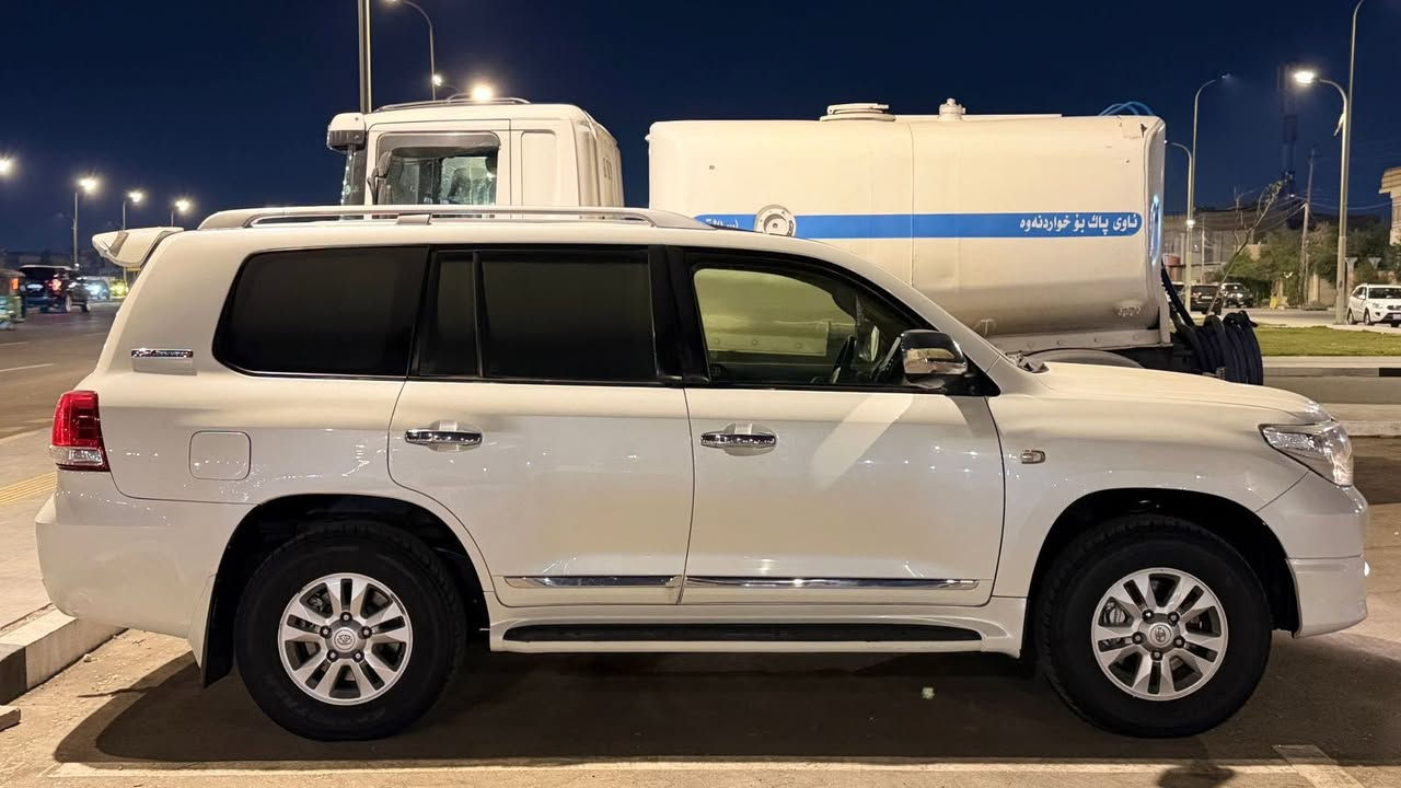 لاند كروز مديل ٢٠١١ ستينيه اصل
رقم وهزه وسنويه جديده 
بغداد تحويل مشروع وطني رقمها النكليزي اليوم شديته 
معروفه مواصفات الستينيه 
بيها فقط بس بنيد ونفس لون اصلي بدون دواخل 
محرك 6v فتحه كشنات كهربائي شاشه 
داخل بيجي 
حساسات 
كأمره خلفيه 
كير محرك حداده شرط كله جديد سياره مال جني
ماشيه حقيقي 166km
تخم داير جديد دلوب 
محرك ممفتوح سياره احله من صور 
السعر 305 ثلاث شدات وخمس ورقات 
*********** مراوس حسب القناعه
