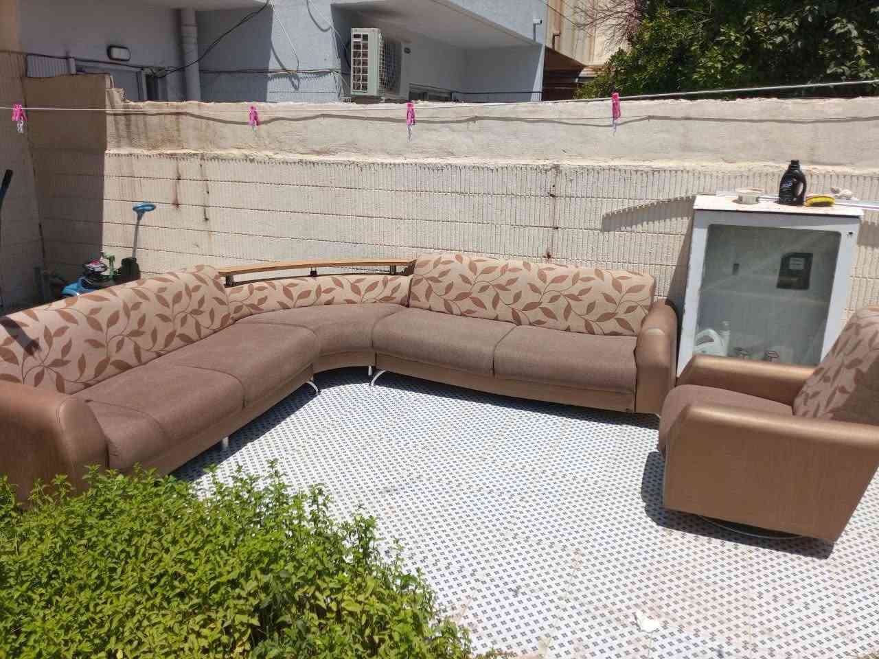 طخم قنفات ماركة تركي مستعمل نظيف وبالحقيقة احلى من الصور ، الكرسي المنفرد دوار، الاسفنج مال الطخم ممتاز وحتى الظهر نظيف مثل مامبين بالصور، الطول 8 متر، سعرة 200 الف وبي مجال المكان حي الشرطة موبايل *********** .
