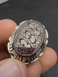 عَلِيٌّ مَعَ الْحَقِّ وَالْحَقُّ مَعَ عَـــلِيٍّ… الخاتم من صياغة ورشة...