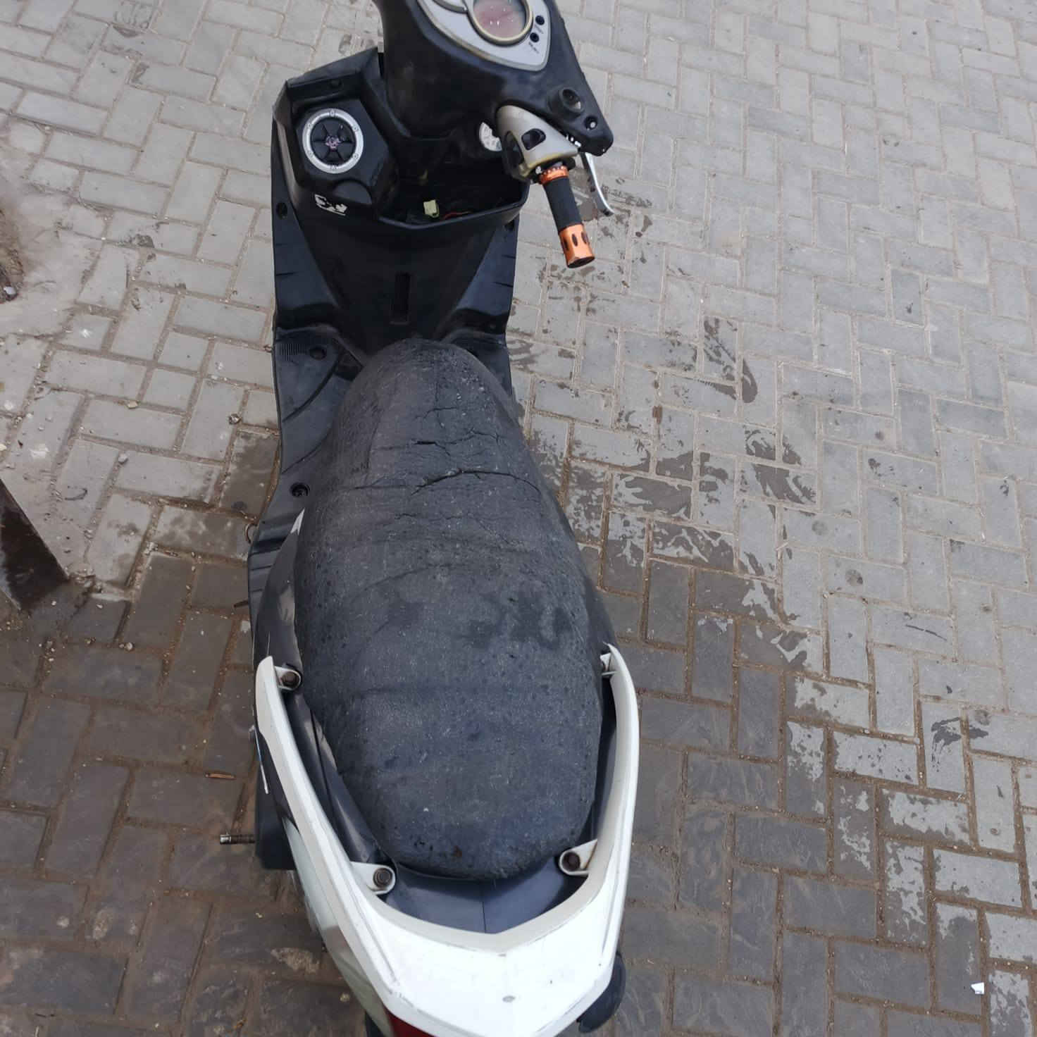 سلام عليكم دراجه سكنس فحل  كوم حديد شغاله نكره 
دراجه حلوه ومشيهه هم حلو كلج جديد امامي نقص كفرات واشر مال فيلس ينضح دهن والسلف طافي بي قطع او عاطل ماعرف دارجه حلوه ومناسبهه 300 وبيهه مجال ***********
