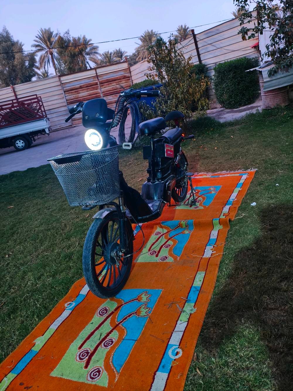 بايسكل جديد مثل ما موضح بل صوره سويج وبصمه نضام تشغيل شاشه دجيتل سرعته من35الى40 اشارات شغاله لايت كدام وبك شغاالات 4نمر شاحنته جديده وأفضل عندما ايخلص شحن 
ما هو اسم الموديل وتفاصيل العلامة التجارية؟: 
موديل 24
ما هي حالة البطارية وكم تستغرق لشحن كامل؟: 
بطاريه جيده وتستغرق من 2ساعه إلى 3ساعه شحن
هل يوجد أي مشاكل أو صيانة حديثة تم إجراؤها؟: 
لا يوجد جديد بس اكو اشياء بسيطه
ما هو الموقع بالتحديد لاستلام الدراجة؟: 
كربلاء شارع بغداد مقابيل عامود54 
ما هو السعر المطلوب وهل يمكن التفاوض عليه؟: 
سعر 290الف وبيه مجال شي بسيط 