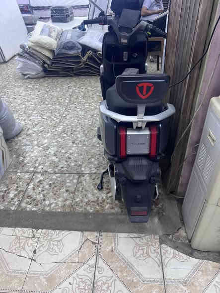 سلام عليكم دراجه شحن الصاعقه  ماشيه اقل 500 يعني زيرو جديده جدا سعره 1200000 مكاني حي العدل ***********
