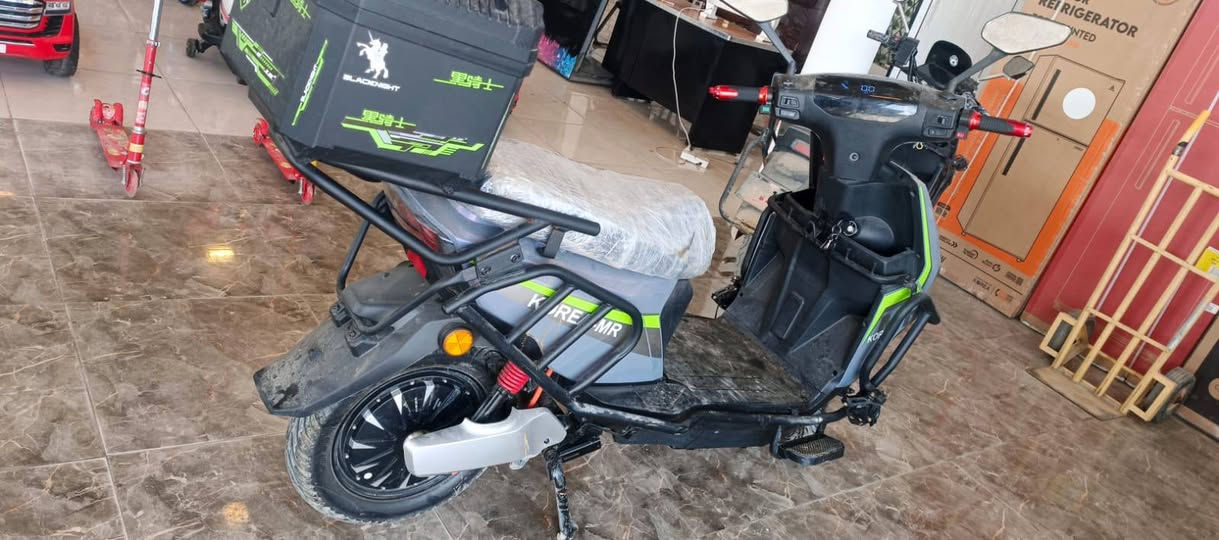 السلام  عليكم  ...
دراجة سكنس 
موديل2025 او 2026 
أشاير  لد 
لايتات  زنون   رماش وثابت 
 كشافات زنون 
 الحاجب  لد متغير 
حساسات 
درع حديد  
6 بطاريات 
تايرات  حجم  كبير  
صندوق  خل
الدراجة بصمة وسويج 
ماصار شهر من ماخذهه  
البطاريات عالفحص 
الدراجة  كاملة مكملة ومابيهه  اي نقص  
السعر  900  الف  وبيهه  مجال للشراي  
الشراي  بعيني اخلي


**إذا كنت صاحب هذا الإعلان وتريد حذفه لأي سبب، رجاءا أرسل رسالة إلى الدعم الفني**