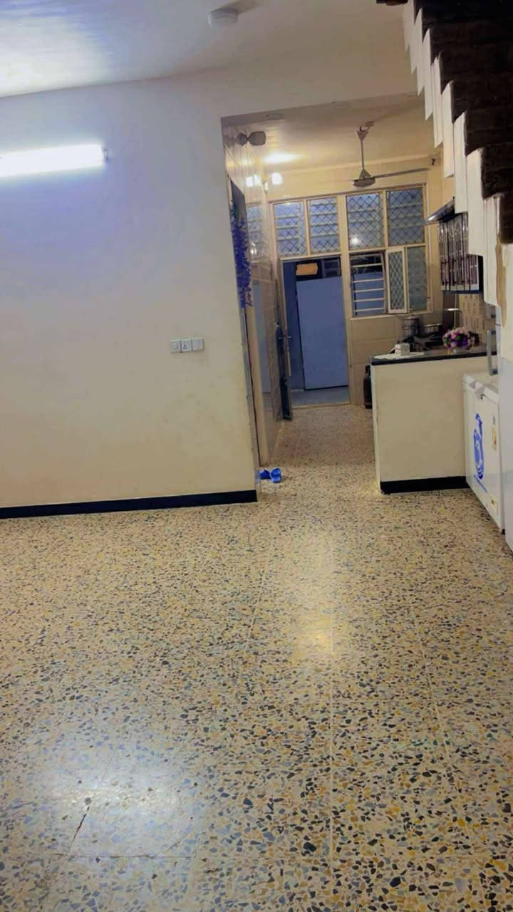 بيت للبيع بغداد التاجي حى الحسن العسكري نهاية دور الضباط قريب مولدة عباس شايع مساحة 100متر مسلح قاط بناء طابوق عالي عن الشارع ***********
