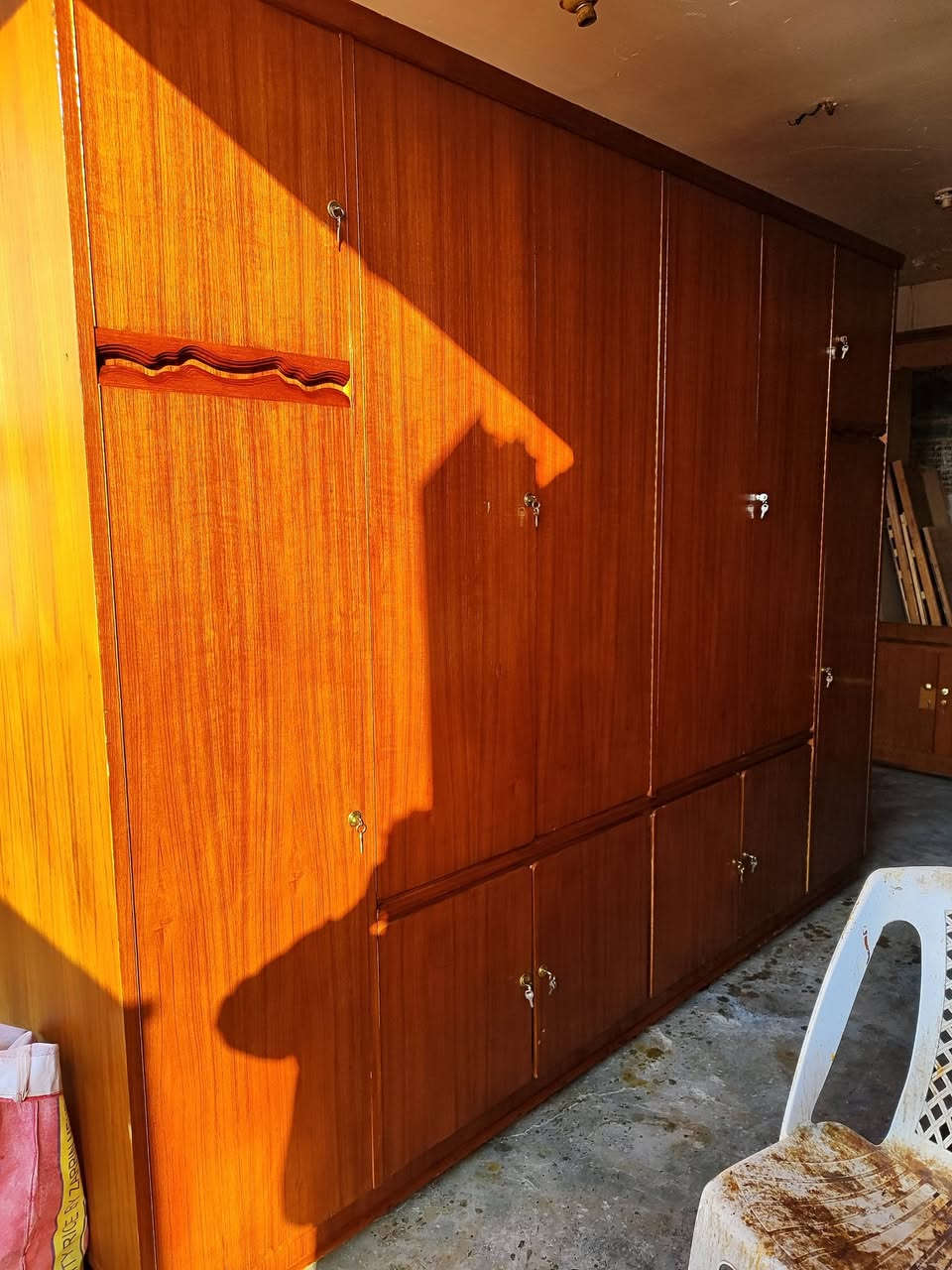 السلام عليكم #كلاريات مقبطه ويرهم #كنتور 6 باب 3متر  العمق 70 نضيفات حيل حيل ما بيهن اي عيب خشب صاج داخل خارج 
#الرقم ***********
