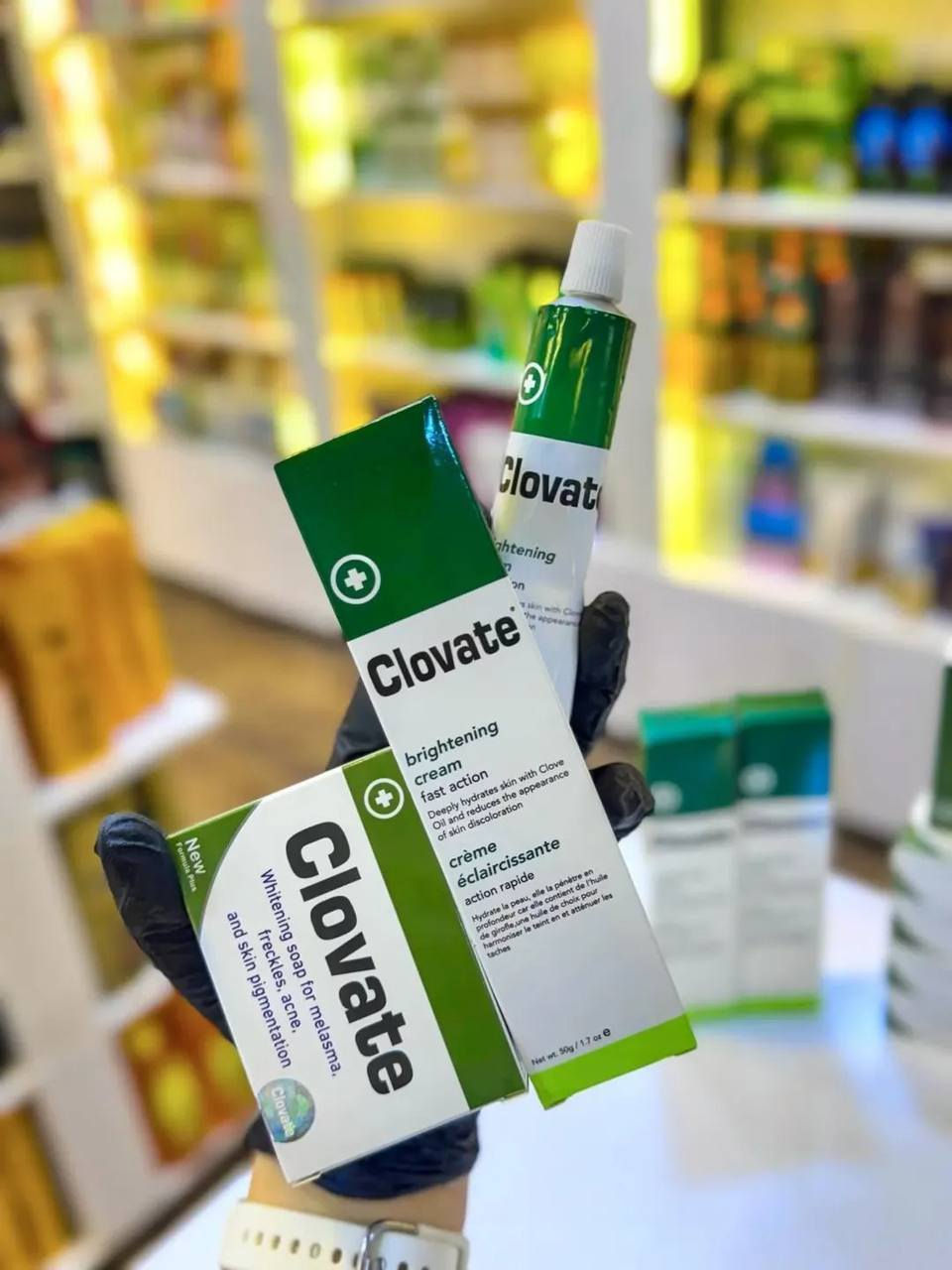 مجموعة كلوفيت الخاصة للتصبغات القوية 
كريم Clovate أو المعروف بـ عصارة كلوفايت 
لتفتيح البشرة ونضارتها 

هو كريم تفتيح وتوحيد لون البشرة بتركيبة مميزة تساعد على تقليل التصبغات، النمش، الكلف، وآثار الحبوب
. يعمل على منح البشرة إشراقة ونضارة طبيعية مع ترطيب عميق.الاصلي ✅

فوائد عصارة كلوفايت
1. تفتيح البشرة 
تساعد على تقليل البقع الداكنة وتوحيد لون البشرة، فتظهر أفتح وأكثر إشراقة.
 2. إزالة التصبغات والكلف 
فعّالة في تخفيف الكلف الناتج عن الحمل أو التعرض للشمس، والتصبغات العنيدة.
 3. علاج النمش وآثار الحبوب 
تقلل من مظهر النمش وتساعد على تخفيف آثار الحبوب والندبات البسيطة.
 4. ترطيب البشرة 
تحتوي على مكونات مرطبة تحافظ على نعومة البشرة وتحميها من الجفاف.
 5. منح البشرة إشراقة ونضارة 
تجعل البشرة أكثر صفاء وحيوية، وتعطيها مظهراً مشرقاً.
 6. مكافحة بهتان البشرة 
تساعد على استعادة النعومة واللمعان الطبيعي للبشرة المتعبة أو الباهتة

💎 المميزات
 • تركيبة فعّالة وسريعة الامتصاص.
 • مناسب لمختلف أنواع البشرة.
 • يمكن استخدامه للوجه والمناطق الداكنة مثل الركب والأكواع

يوجد توصيل لجميع محافظات العراق ٤ الاف فقط


**إذا كنت صاحب هذا الإعلان وتريد حذفه لأي سبب، رجاءا أرسل رسالة إلى الدعم الفني**