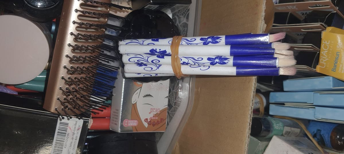 عندي هاي شغلات مال كوزمتك شوف الصور والفيديو مالته ابيعه كلهن شلع هلموجود مابيهن اكسباير للإستفسار الاتصال على الرقم او *********** او على الخاص
