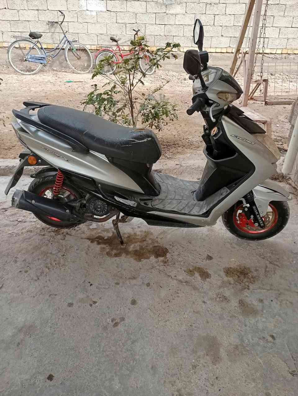 دراجه سكنس شمعه دراجه نظيفه اي نقص مابيه تشغيل عن بعد كهربائياته كله تشتغل تهم تاير جديد السعر ٤٥٠ وبيه مجال *********** مكاني الشعب
