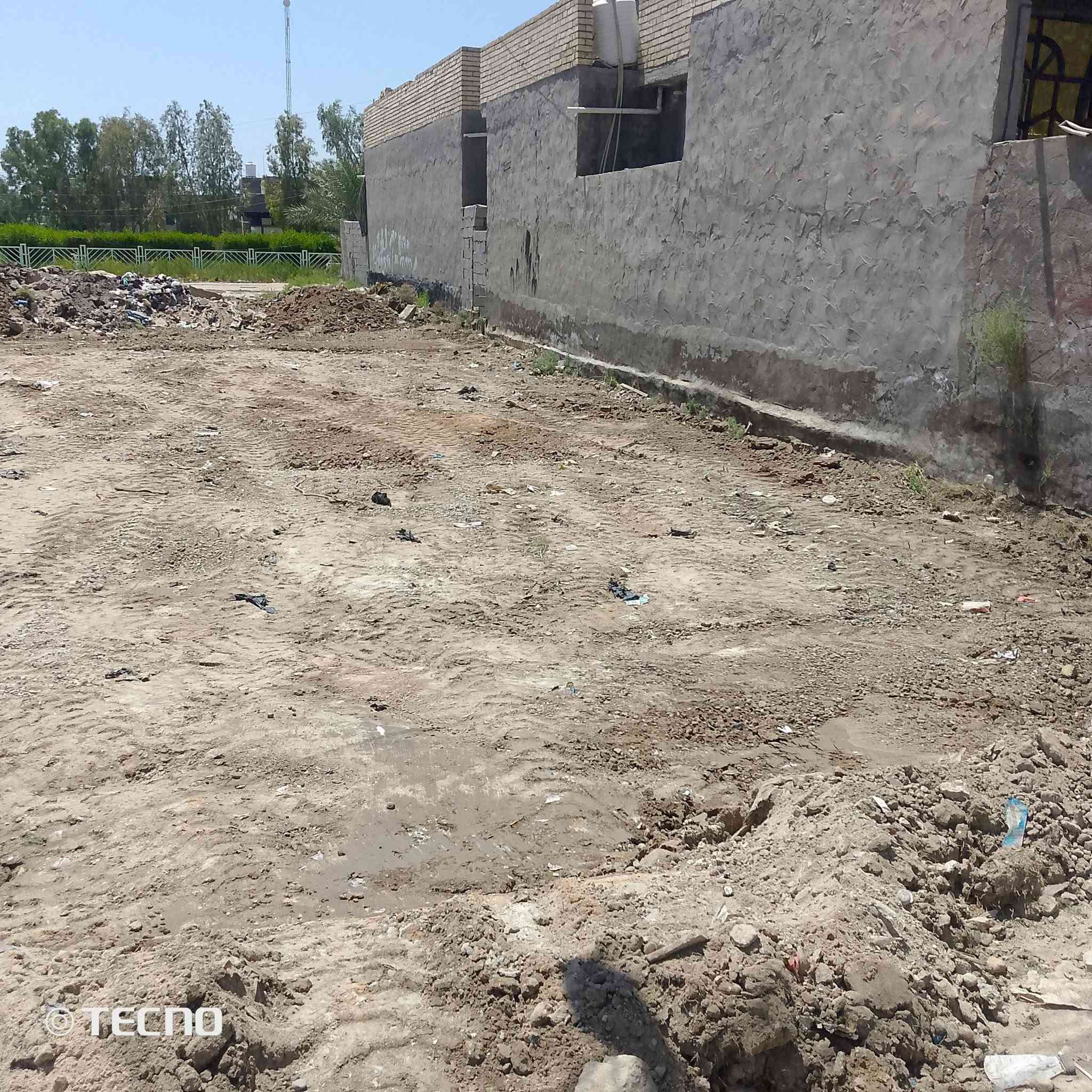ارض طابو صرف للبيع المكان حي الحسناوي قريبه جدا من المدارس الصينية في بدايه حي الحسناوي المساحه 250متر وتوجد فيها اجازه بناء جاهزه لاستلام سلفه الاسكان للاستفسار الاتصال على الرقم ***********
