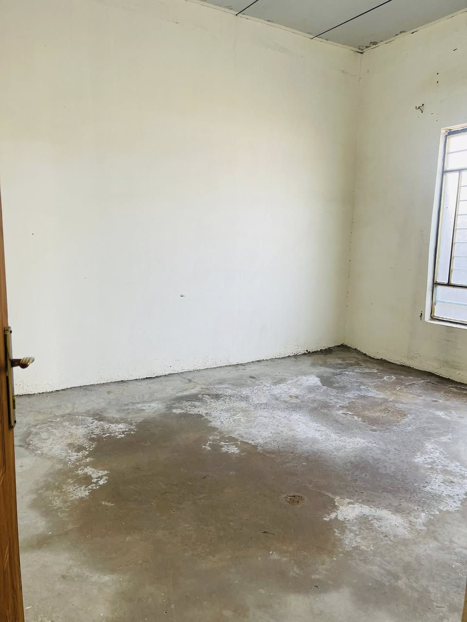 بيت للبيع حي ام البنين نهايه الشارع يم المولد الثاني
بيت جاهز للسكن مساحه 
١٢٥متر
كلشي واصله مي كهرباء وطني 
ومولد
مسجل بلعقار
سعر 21 وبي مجال. رقم ***********
