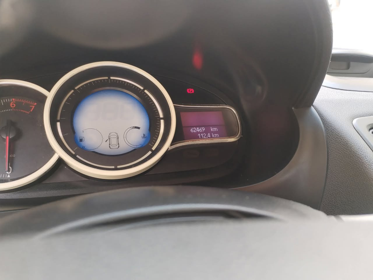 رينو فلوني 2016 ماشية 60 الف سنويه جديده تحويل ثاني يوم ما بيه صبغ بيه طخه من وره جهة السايق مبينه بالصورة كير ومحرك و تبريد خير من الله السعر 70 وبيه مجال للشراي ***********
