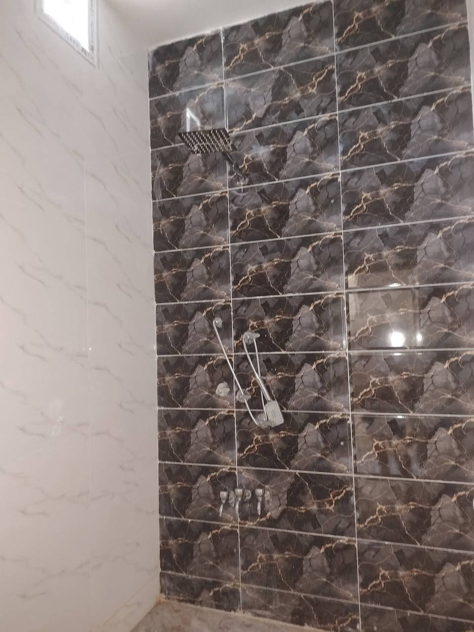 السلام عليكم
بيت ٢٠٠متر بناء حديث صار شهر من كامل
حي الحكيم على الكورنيش
سند٢٥ مرقم من البلديه
رفته طابوق

غرفتين هوال مطبخ حار وبارد استقبال حديقه وكراج سياره
صحيات خارجيه وداخليه
للستفسار الاتصال  ***********
او وتساب ***********
سعر ٧٥
