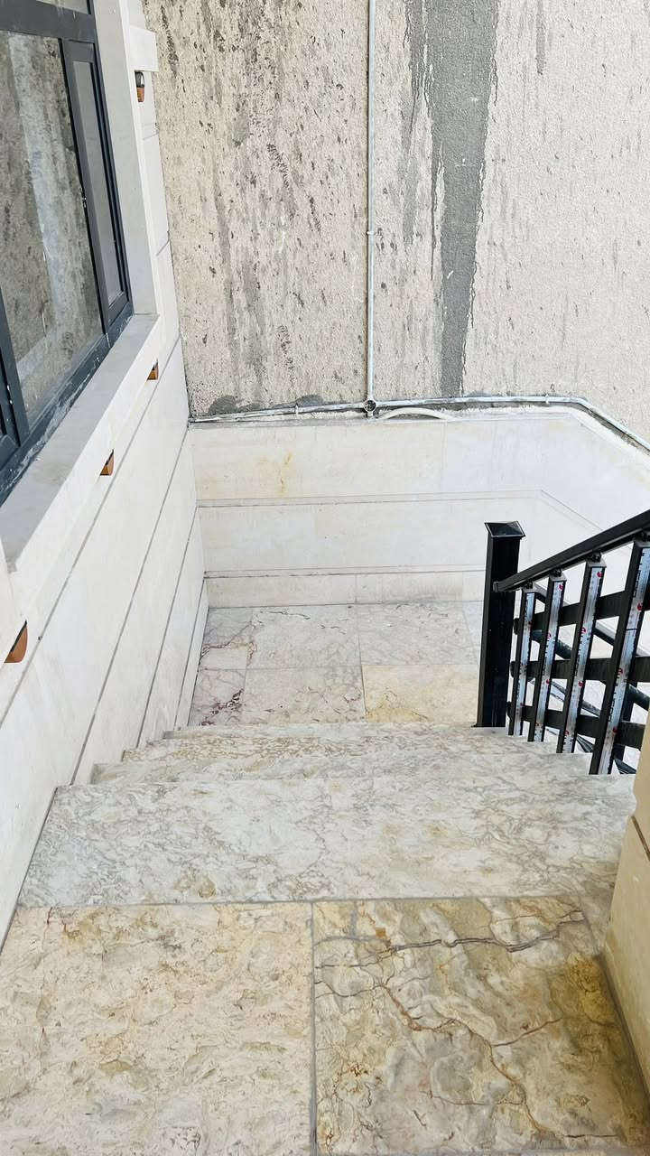 شقة في شارع الوفود تحتوي على غرفتين وديوانيه ومطبخ وصحيات ارضية ويجود طابق اول نفس التصميم سكن مكاتب شركات موظفين طلاب سعر الأيجار 800 | للأستفسار *********** |#زين_المنصوري
