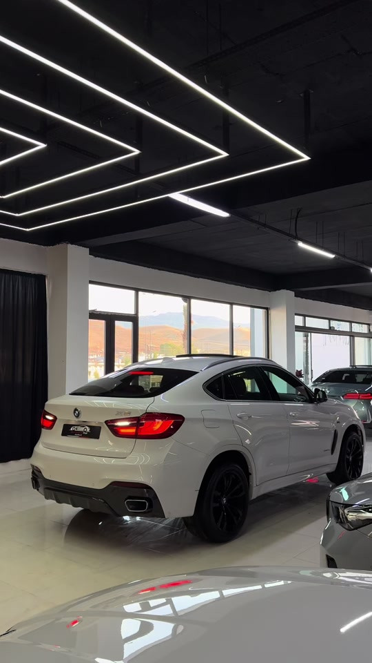Bmw-X6 Clean title 2018 new mashlla Xdrive full option  White and red 52,000mil Call for price: 0750 404 4406 0750 397 4495
