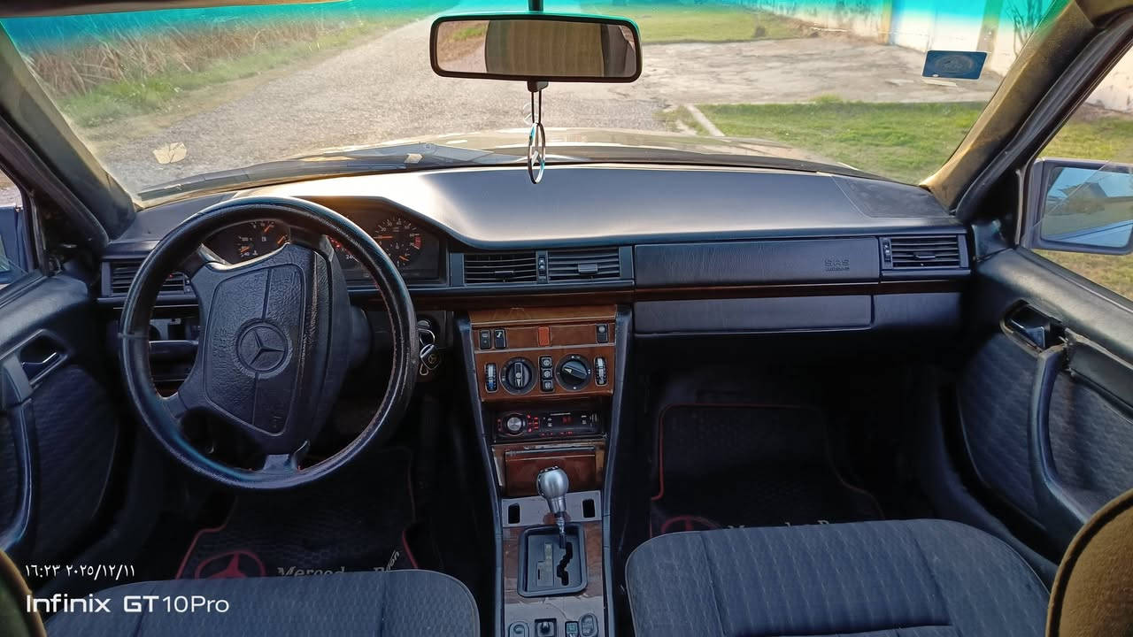 مرسيدس دب 300 موديل 1991 
مكفوله من حادث بدون تعمير 
قواعد دبل بلاديه 
غرفه جديده 
حداديه وتخم تاير جدد 
محرك وكير جدد لك vvti 
رقم انبار انكليزي بسمي 
مكانه الخالديه 
السعر 47 $ وبيه مجال 
***********
