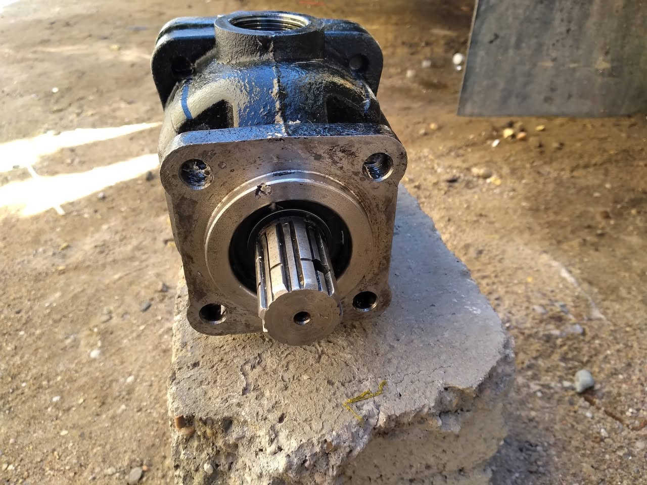 مضخة هايدروليك للبيع شغالة ع الفحص ضمان 
٩ برغي
صناعة تركي
السعر ٣٠٠ الف
مكان البصره القبلة 
للاتصال ***********
