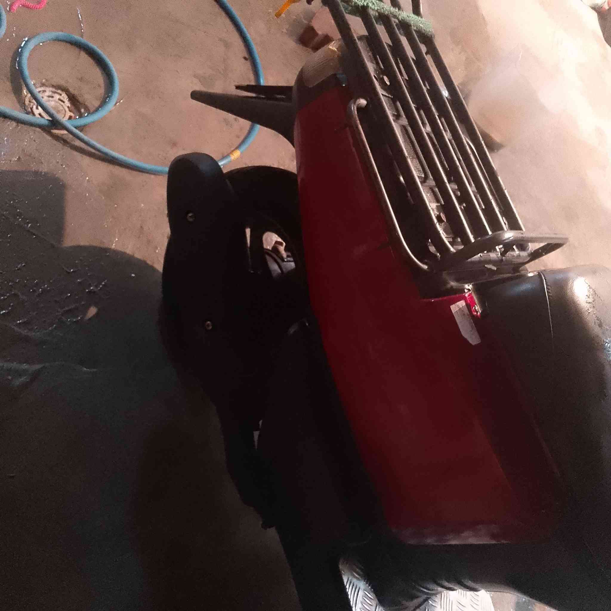 دراجه بيكم صارله شهر طالع وكيل برغي ما مفتوح بيه 750شراي يراسلني واتساب ***********رقم صحب دراجه
