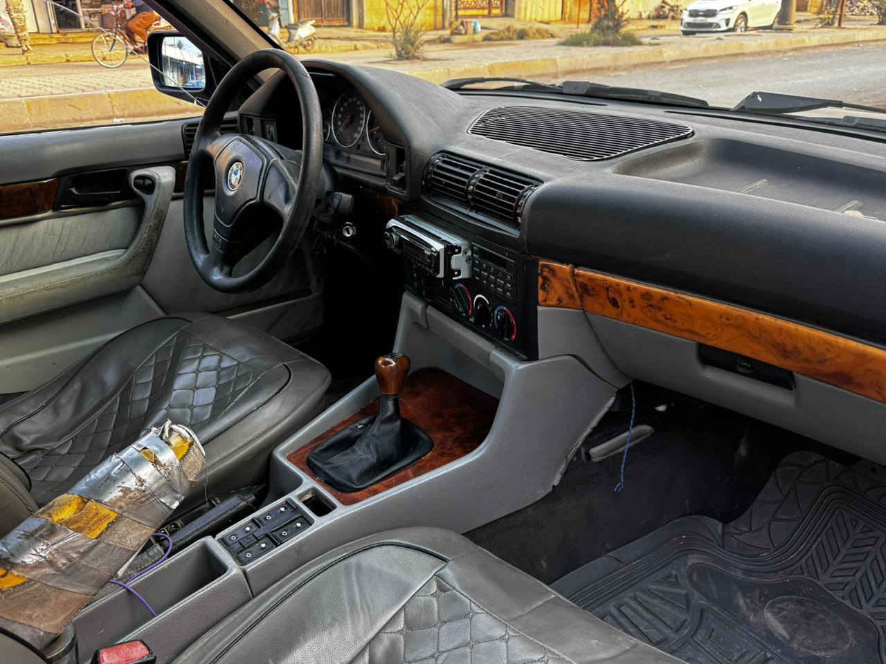 1991BMWسيارة جاهزة بمعنى الكلمة تخم ويل. تخم لايت جديد تخم بك لايت جديد صدر امامي خلفي جديد كير محرك 1000/100 داخل جديد فقط كشنات تعبانة السيارة مصبوغة جديد صبغ درجة اولى السيارة بدون خياس ضفاير جديدة فلانجات ودسكات جدد جام كهربائي سلايت كهرباء  فقط الدعاميات ينصبغن وية السيارة الباقي كلة جاهز من ميكانيك ومن حدادية ومن خارج فقط كشناتهة تعبانة مكاني صلاح الدين تحويل ثاني يوم السعر 49وبيهة مجال بسيط.              واني بل خدمة ***********
