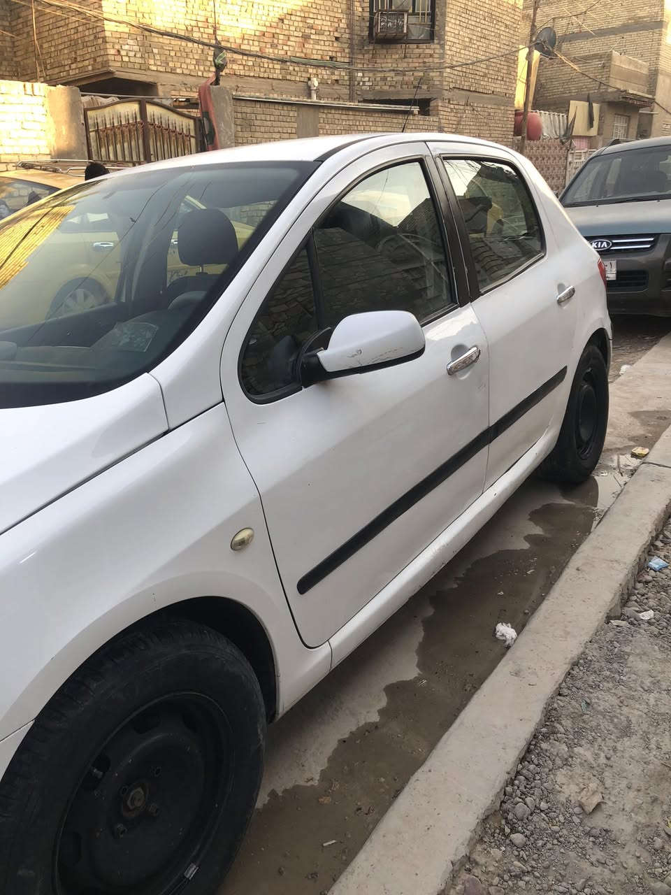 السلام عليكم/ بيجو ٣٠٧ موديل ٢٠٠٦ رقم بابل مشروع وطني محرك مكفول كير جديد بعده بالضمان مشط جديد ضمان سلف جديد فيت بن كامل جديد بيهه ضربه جاملغ خلفي موضحه بالتصوير السعر ٤٢ وبيها مجال للاستفسار *********** بغداد البلديات
