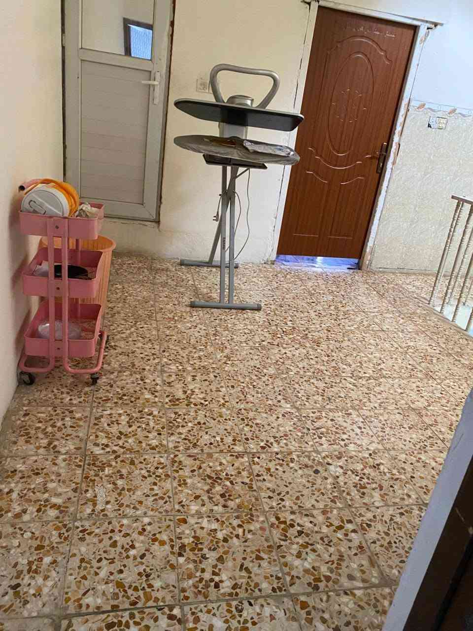 السلام عليكم ورحمه الله وبركاته
بيت للبيع
 بيت للبيع المساحه 112.5 يحتوي الدار مطبخ خارجي حار بارد غرفه نوم في الطابق الارضي وصاله وغرفتين سويت في الطابق الثاني جنس العقار طابو صرف عنوان الدار كربلاء حي التحدي قرب المدرسه الصينيه يوجد قرب الدار مستوصف ومدارس للاستفسار اكثر الاتصال على الارقام ***********
***********

